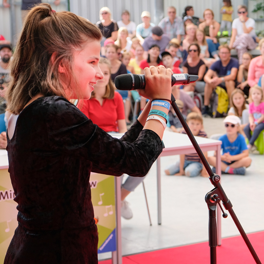 Ravensburger_Spieleland_Mini_Playback_Show_Sängerin_auf_der_Bühne